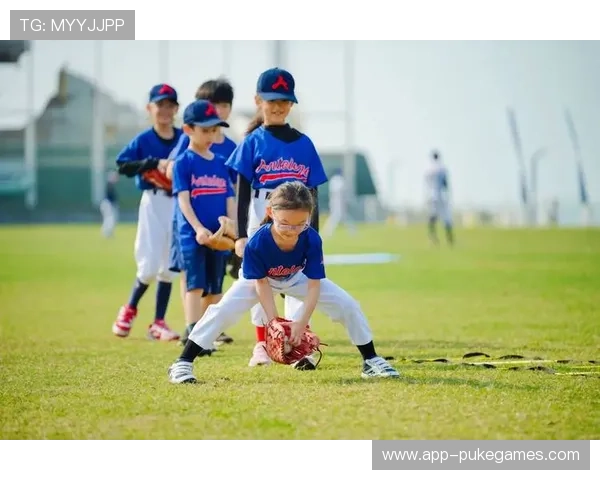 快乐垒球进社区活动走进北京中关村，百名居民体验击球乐趣