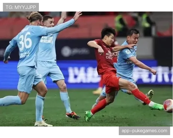 【2026年4月中超联赛·赛中·花絮球员通道内，双方队长就上一轮比赛中的一次争议铲抢进行简短交流